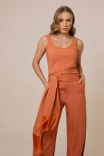 Calça Aurora Laranja Topázio — pose