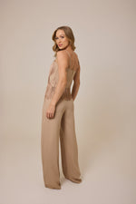 Calça Aurora Bege Fendi — pose