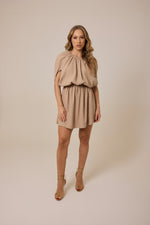 Vestido Lavínia Bege Fendi — look
