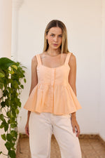 Blusa Ester Coral — pose