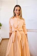 Saia Gabi Coral — detalhe (com Camisa Helo)